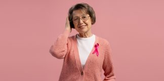 GingaBet e Paysandu realizam ação em apoio ao Outubro Rosa Idosa vestindo rosa com o símbolo do Outubro Rosa