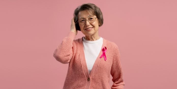 gingabet-e-paysandu-promovem-iniciativa-em-apoio-ao-outubro-rosa Idosa vestindo rosa com o símbolo do Outubro Rosa