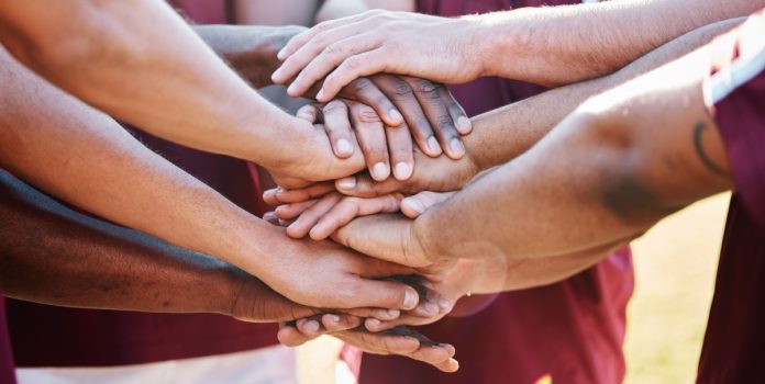 ibia-lança-mission-2030-para-promover-integridade-esportiva Vários atletas dando as mãos