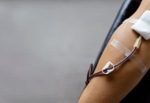 Braço de pessoa doando sangue