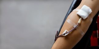 Braço de pessoa doando sangue