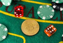 Fichas de cassino, moeda com símbolo da Bitcoin e dados de jogos