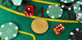 Deputado federal protocola PL para elevar GGR para 25% Fichas de cassino, moeda com símbolo da Bitcoin e dados de jogos