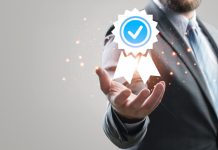 Homem de terno segurando o símbolo de certificado virtual