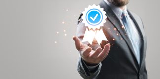 Homem de terno segurando o símbolo de certificado virtual