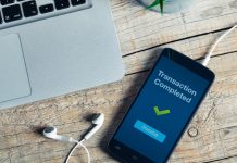 Paag analisa comportamento dos apostadores brasileiros entre julho e setembro de 2025 Smartphone sobre a mesa, ao lado de um notebook, com a mensagem de transação efetuada