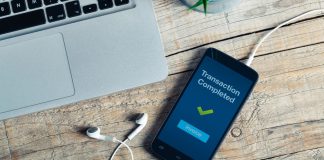 Paag analisa comportamento dos apostadores brasileiros entre julho e setembro de 2025 Smartphone sobre a mesa, ao lado de um notebook, com a mensagem de transação efetuada