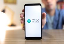 Pagsmile realiza estudo sobre Pix no mercado de apostas online Homem segurando celular com o logo do Pix na tela