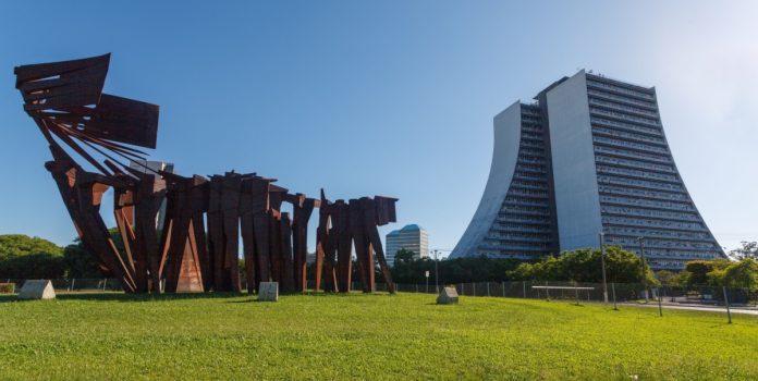 rs-discute-impactos-da-publicidade-de-apostas Monumento aos Açorianos, em Porto Alegre, no Rio Grande do Sul