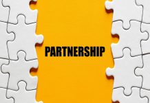Salsa Technology amplia portfólio do Salsa Gator com Sprint Gaming Fundo laranja escrito "Partnership" entre peças de quebra-cabeça