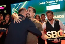 Dois homens se abraçando comemorando o prêmio do SBC Awards 2025