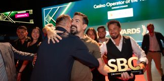 Dois homens se abraçando comemorando o prêmio do SBC Awards 2025