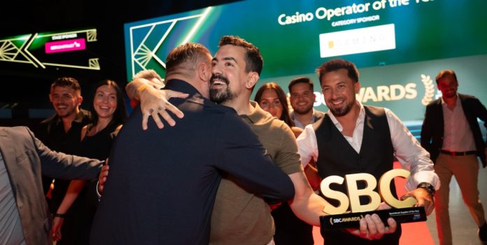 Dois homens se abraçando comemorando o prêmio do SBC Awards 2025