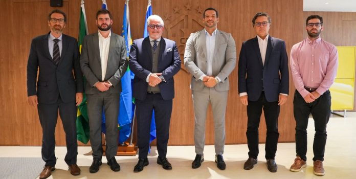 Representantes da SIGA e da CBF posando para foto
