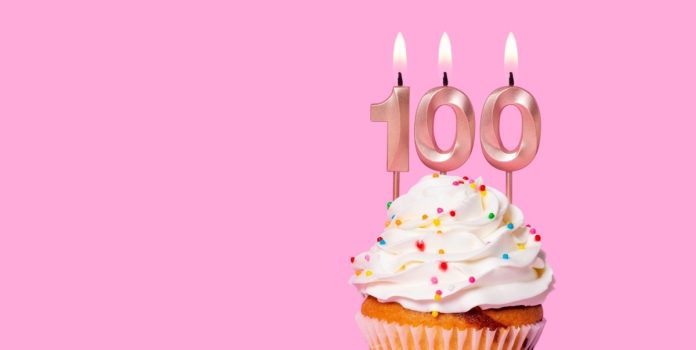 7k-celebra-100º-aniversário-do-mirassol Cupcake com velas de aniversário acesas