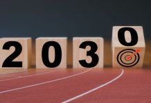 Quatro cubos de madeira formando o número 2030