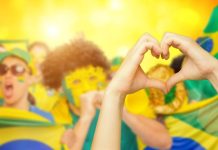 Silvia Paleari, IBIA: Brasil avança na integridade esportiva Brasileiros comemorando com bandeira, máscaras e fazendo coração com as mãos