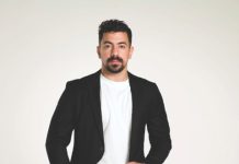 Tom Light, da FIRST, com as mãos para baixo e olhando para a câmera