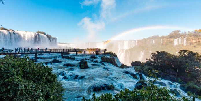 Vivo-Gaming-lança-portfólio-localizado-para-América-Latina Foz do Iguaçu, localizado entre o Brasil e a Argentina, na América Latina