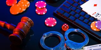 Apostas ilegais: especialistas alertam que a era da impunidade para apostadores precisa chegar ao fim Algemas colocadas ao lado de dinheiro e fichas de pôquer em uma mesa preta com computador