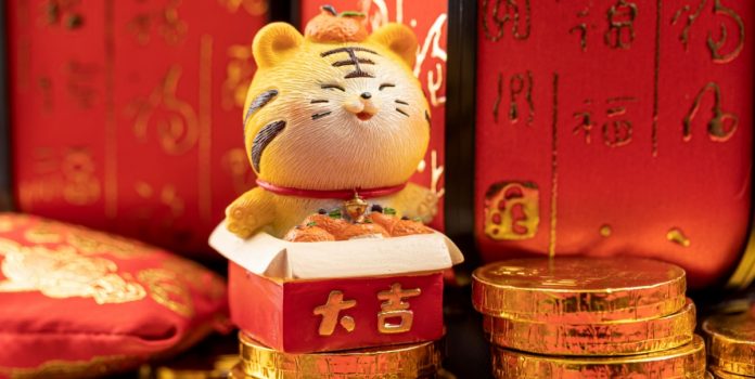 aposta-legal-levantamento-fortune-tiger-músicas-brasileiras Tigre chinês em miniatura posicionado em cimas de moedas de ouro