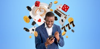 BETesporte amplia catálogo de jogos com PopOK Games Homem comemorando com o celular na mão e fichas de cassino, dados e cartas ao redor dele