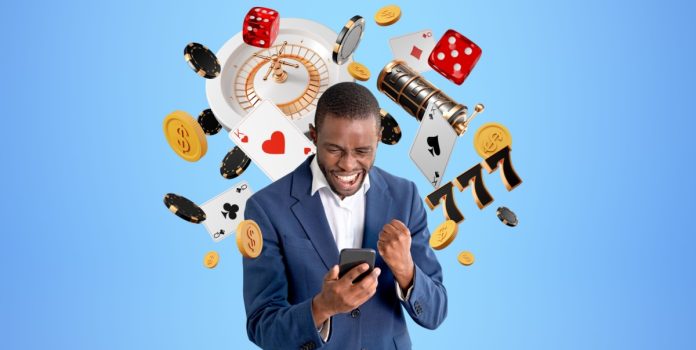 betesporte-parceria-de-jogos-popok-games-69122d31dec9f Homem comemorando com o celular na mão e fichas de cassino, dados e cartas ao redor dele