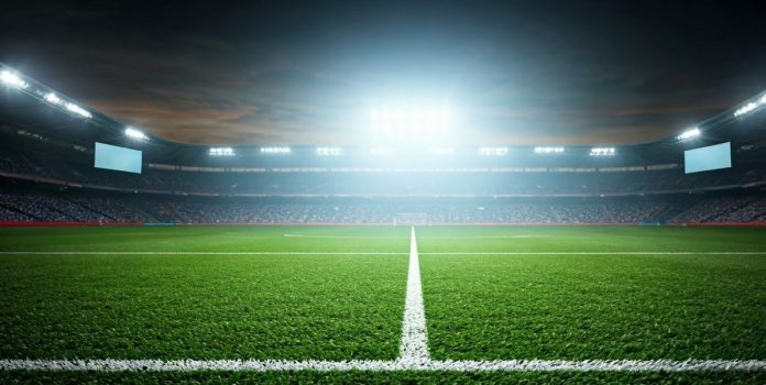 Estádio de futebol visto do gramado