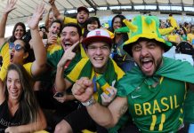 Torcedores brasileiros comemorando