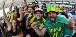 CBF firma parceria com Genius Sports para 2026 e 2027 Torcedores brasileiros comemorando