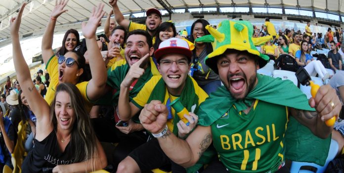 cbf-firma-parceria-com-genius-sports- Torcedores brasileiros comemorando