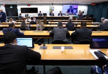 Deputados debatem medidas para aumentar segurança nas apostas Deputados sentados discutindo apostas em audiência pública