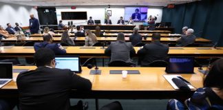 Deputados sentados discutindo apostas em audiência pública