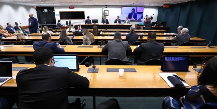 Deputados sentados discutindo apostas em audiência pública