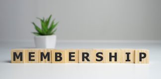 Unico ID torna-se associada do IBJR Cubos de madeira formando a palavra membership sobre a mesa