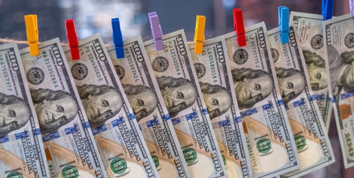 méxico-investiga-cassinos-por-suposta-lavagem-de-dinheiro Notas de 100 dólares penduradas no varal