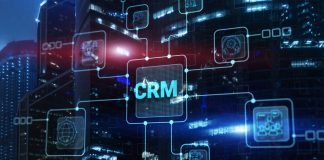 Sigla CRM com fundo digital com diversos símbolos relacionados