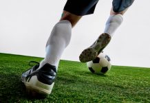 Reals e Start Bet fortalecem presença no futebol com novas parcerias Pernas de homem jogando futebol no gramado