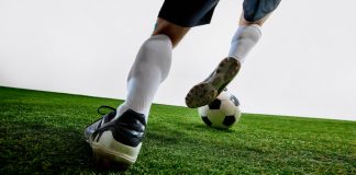 Reals e Start Bet fortalecem presença no futebol com novas parcerias Pernas de homem jogando futebol no gramado