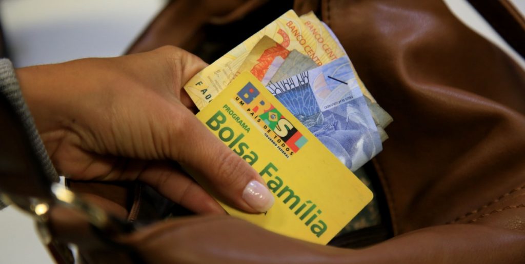 Bloquear beneficiários do Bolsa Família de apostas deve cortar até 20% de usuários de operadoras