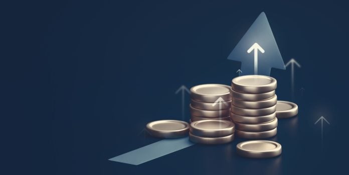 CAE-aprova-PL-que-eleva-tributação-sobre-empresas-de-apostas Seta indicando crescimento com moedas sobre ela e fundo escuro