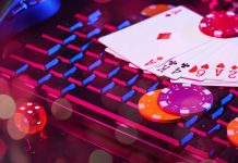 Greentube fortalece presença na América Latina com Brazino777 Arranjo de fichas de poker e de cartas sobre o teclado do computador