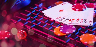 Greentube fortalece presença na América Latina com Brazino777 Arranjo de fichas de poker e de cartas sobre o teclado do computador