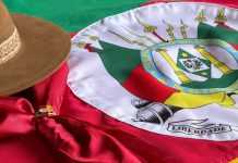 RS lança projeto de concessão de loterias Bandeira do Rio Grande do Sul com chapéu gaúcho ao lado