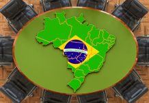 SPA anuncia consulta pública sobre Agenda Regulatória 2026-2027 Mesa vista de cima com dez cadeiras ao redor e o mapa do Brasil sobre ela