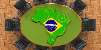 SPA anuncia consulta pública sobre Agenda Regulatória 2026-2027 Mesa vista de cima com dez cadeiras ao redor e o mapa do Brasil sobre ela