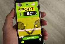 Superbet financia versão brasileira do BetBlocker para fortalecer jogo responsável Mão segurando celular com a opção de apostar no aplicativo de apostas esportivas