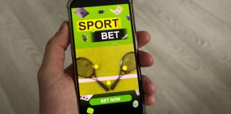 Superbet financia versão brasileira do BetBlocker para fortalecer jogo responsável Mão segurando celular com a opção de apostar no aplicativo de apostas esportivas