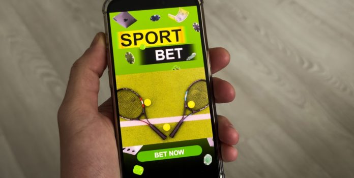 Superbet-financia-versão-brasileira-do-BetBlocker Mão segurando celular com a opção de apostar no aplicativo de apostas esportivas