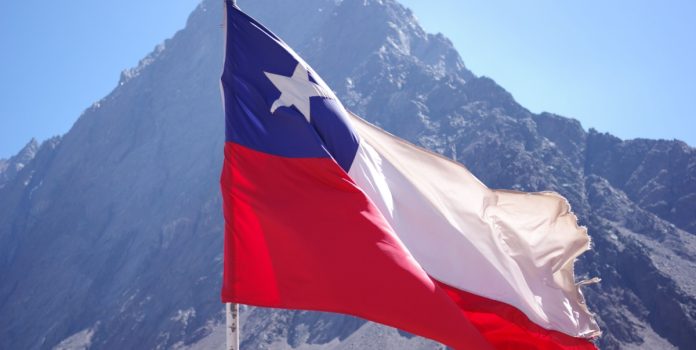 TG-Lab-inaugura-Centro-de-Serviços-Gerenciados-no-Chile Bandeira do Chile voando com uma montanha atrás